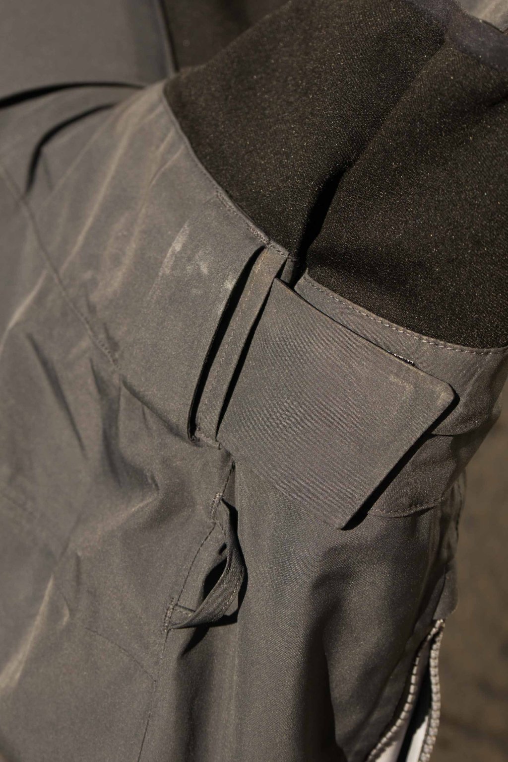 The waist size of the trousers can be adjusted.