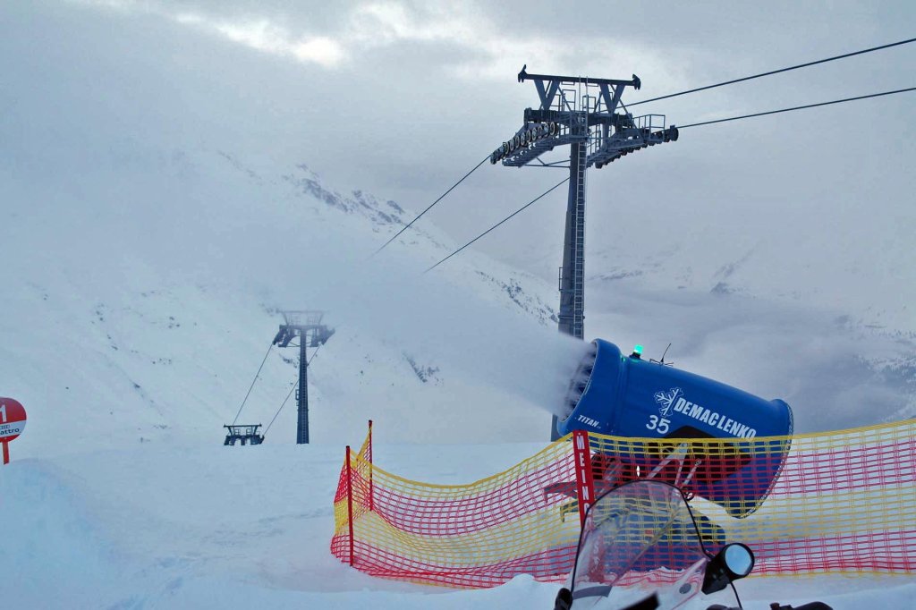 Artificial snow production in Obergurgl.