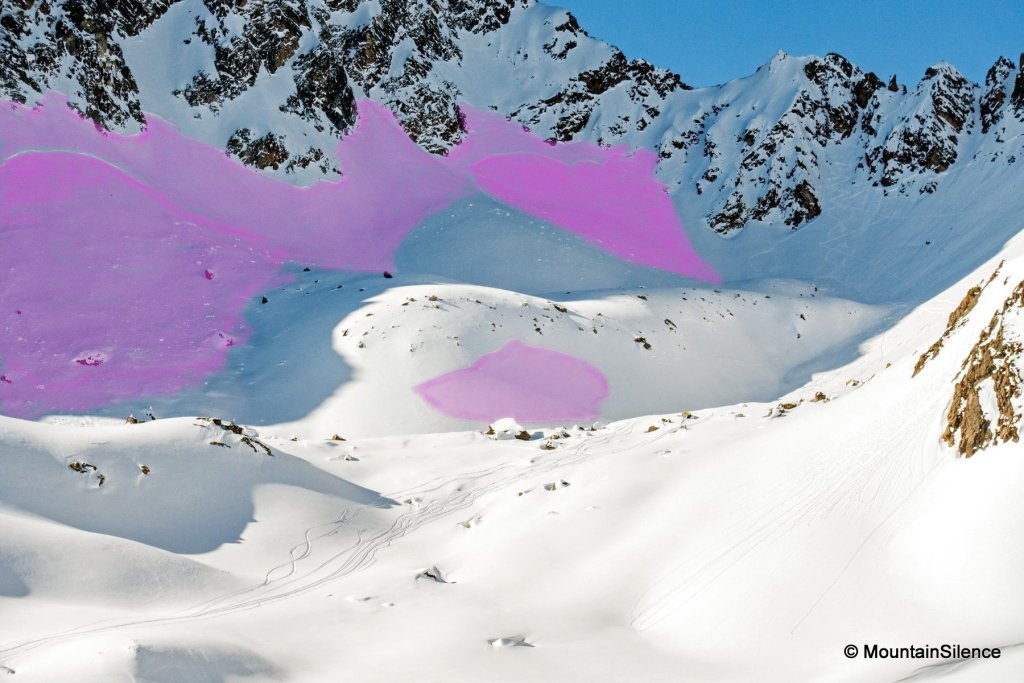 Avalanches due to weak layers of angular crystals.