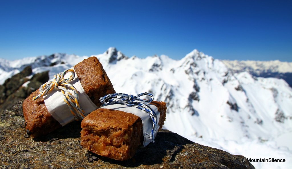Steffi's energy bar on the summit of the Schöllerkogel with a view of the Sulzkogel and Zwölferkogel.