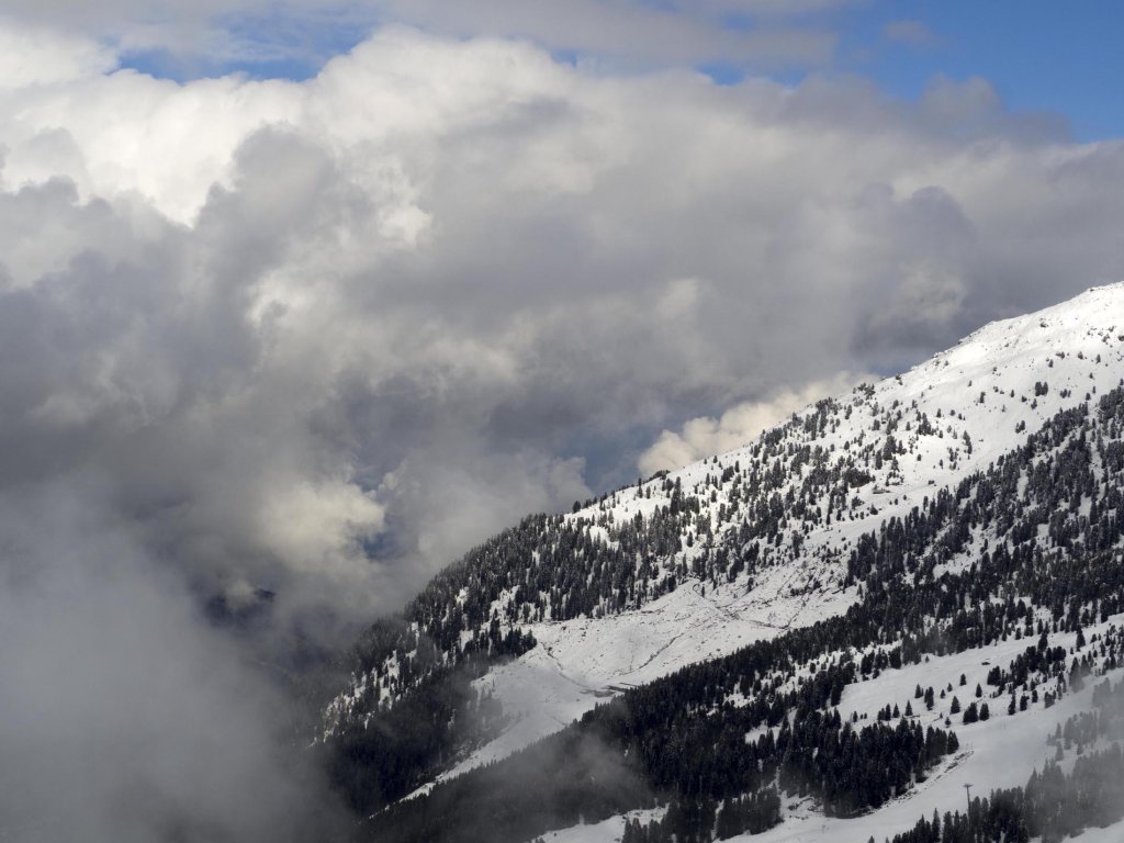 Clouds and first snow in the Zillertal in mid-October.