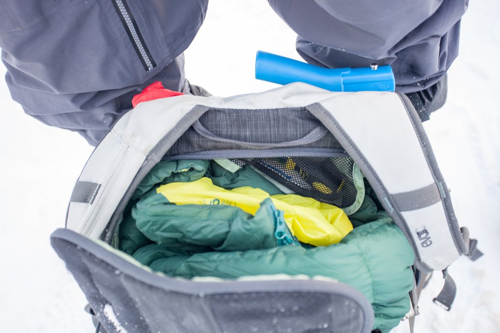 Ideally, you should place something soft like a down jacket in the upper back area. The lid on the back can be opened completely so that you have unrestricted access to all items at all times.