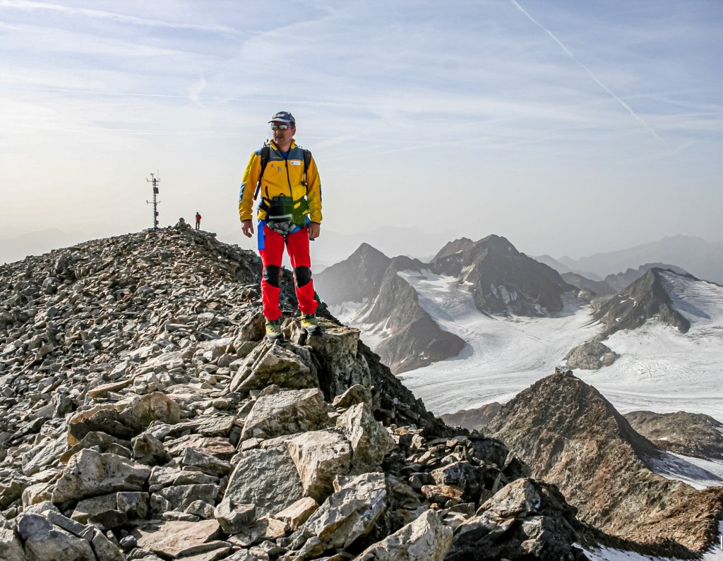 Rudi in summer mode on one of his favorite spots: On the Wilder Freiger with Becherhaus and Übeltalferner in the background - the largest glacier in the Stubai Alps.