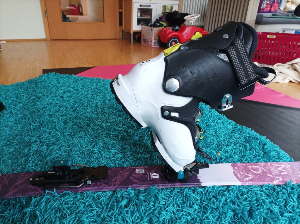 Salomon pin-changeable sole ("Walk Sole") can be fitted to the Salomon Quest Access 70T children's alpine boot, although it is slightly too long.