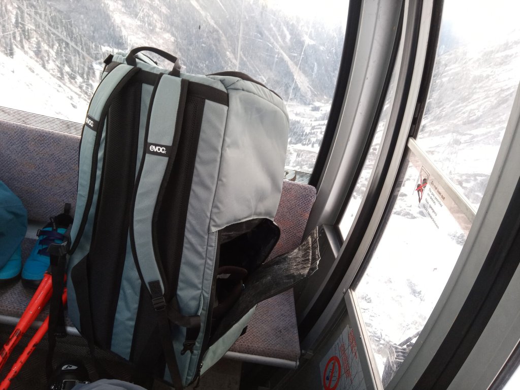 Putting on ski boots in the gondola: Less chaotic with the Gear Backpack.