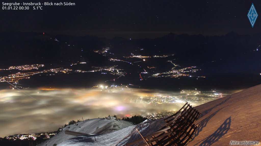 Fog formation due to fine firework dust on New Year's Eve in Innsbruck. Also: +5°C in the middle of the night on the Seegrube!
