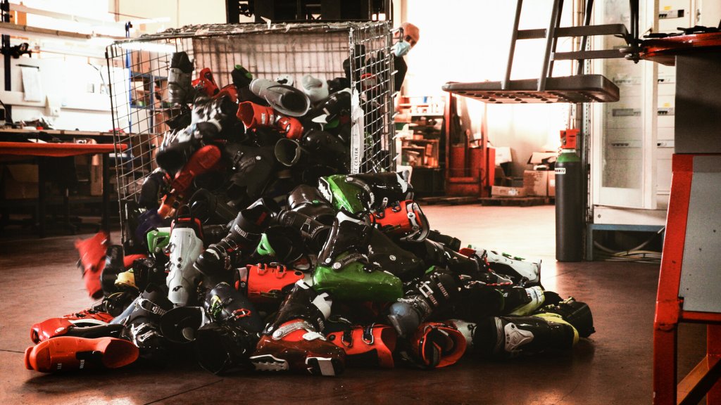 Ski boot recycling: boots of all brands are collected.