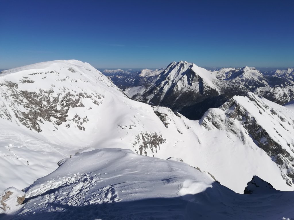 On the summit of the Stafelschneid: view of the Gsuchmauer (left) and Lugauer (center right) with Lugauerplan