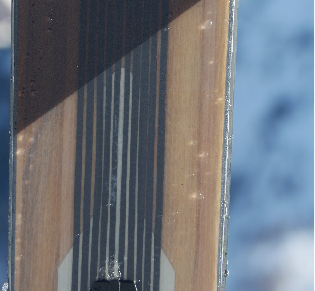 The aramid fibers and Titanal ensure the stiffness of the ski