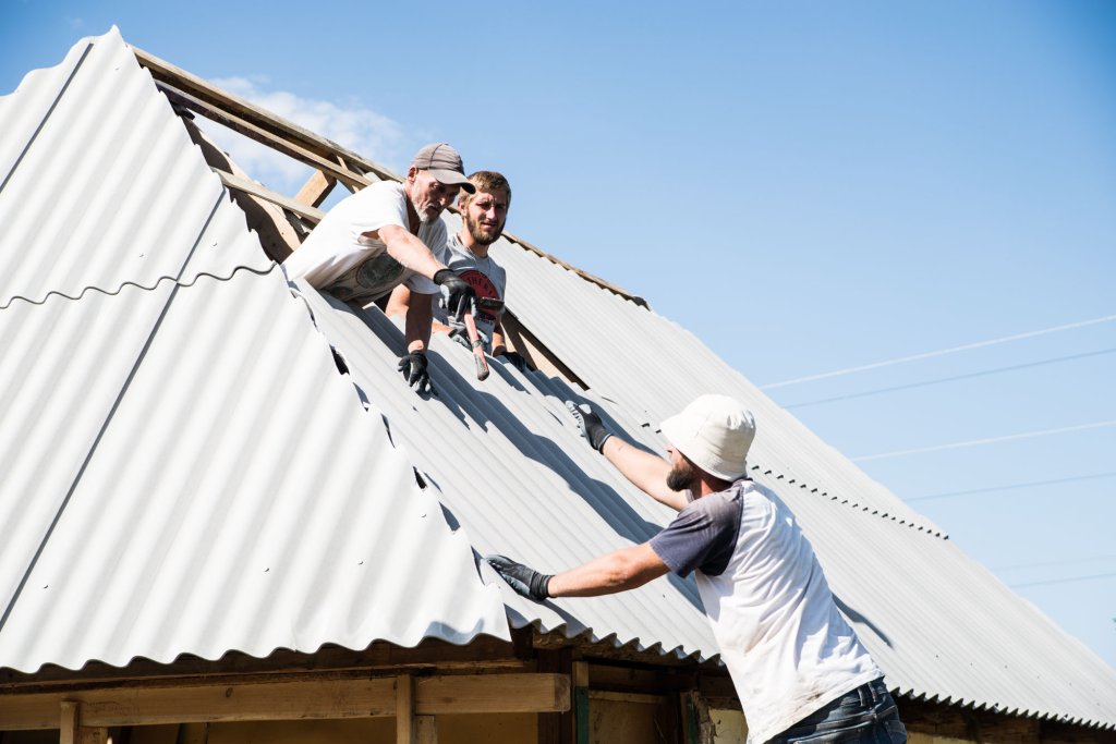 Roof repair: practical help on site
