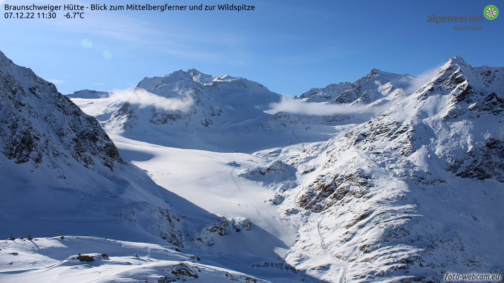 View towards the Pitztal glacier ski area. The amount of snow is still manageable.