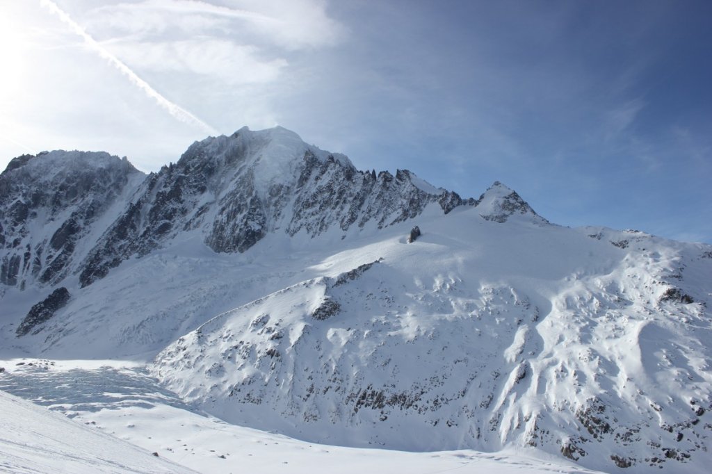 Die erste Abfahrt vom Aiguille des Grand Montets (rechts im Bild). In der Mitte der Aiguille Verte (4122 m.ü.M.). Links der Les Droites (4000 m.ü.M.) Gipfel.