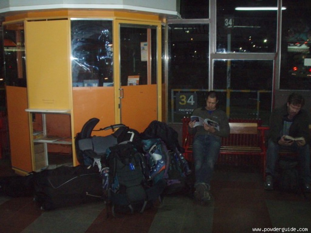 Um 3 Uhr Nachts in einem Argentinischen Busbahnhof: Noch schnell ein paar Seiten lesen und dann aufs bequeme Skibag Bett.