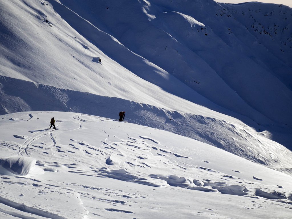 Von Wind und Sonne geprägte Schneedecke nach anhaltendem Hochdruck, in den Alpen sowie in AK.