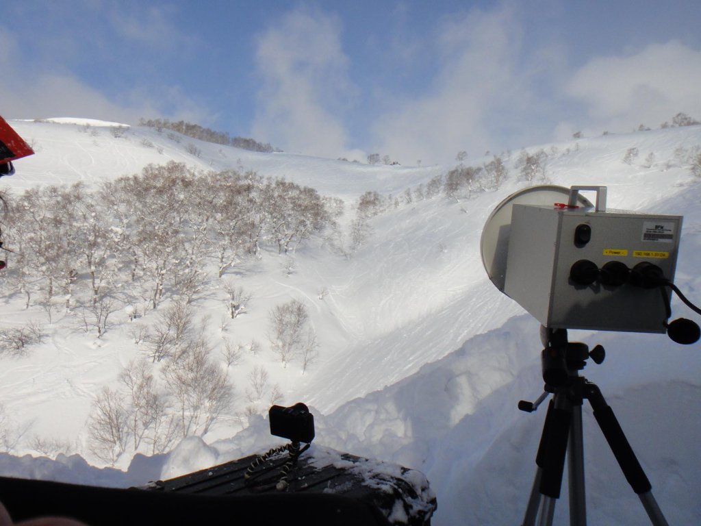 Forscher sind mit Kamera und Radar in Japan unterwegs. Zwischen den Messungen werden zahlreiche "Kalibrierungslines" in den Schnee gezogen.