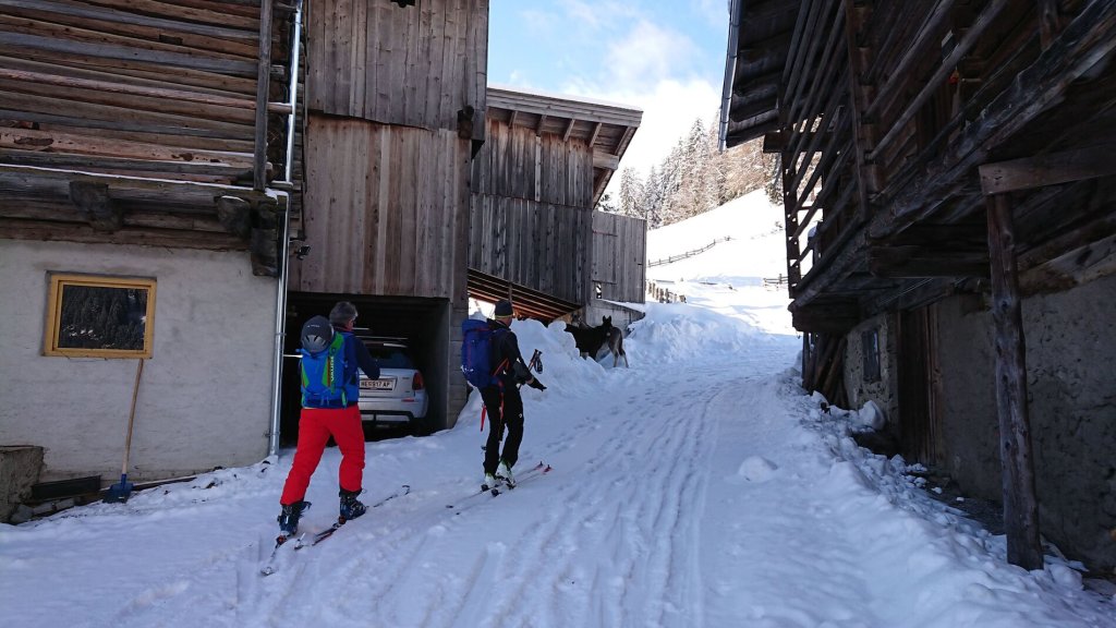 Start zur Skitour Schwalbenkofel im Weiler Raut.