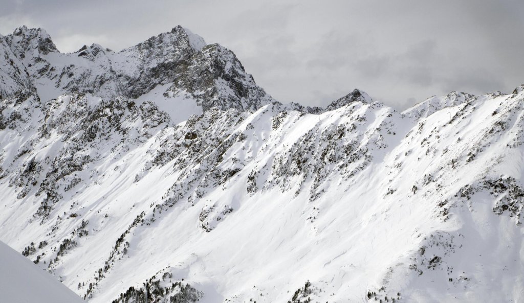 Ab und zu ein Sonnenstrahl zwischen den Wolken in den Stubaier Alpen am gestrigen Dienstag. 