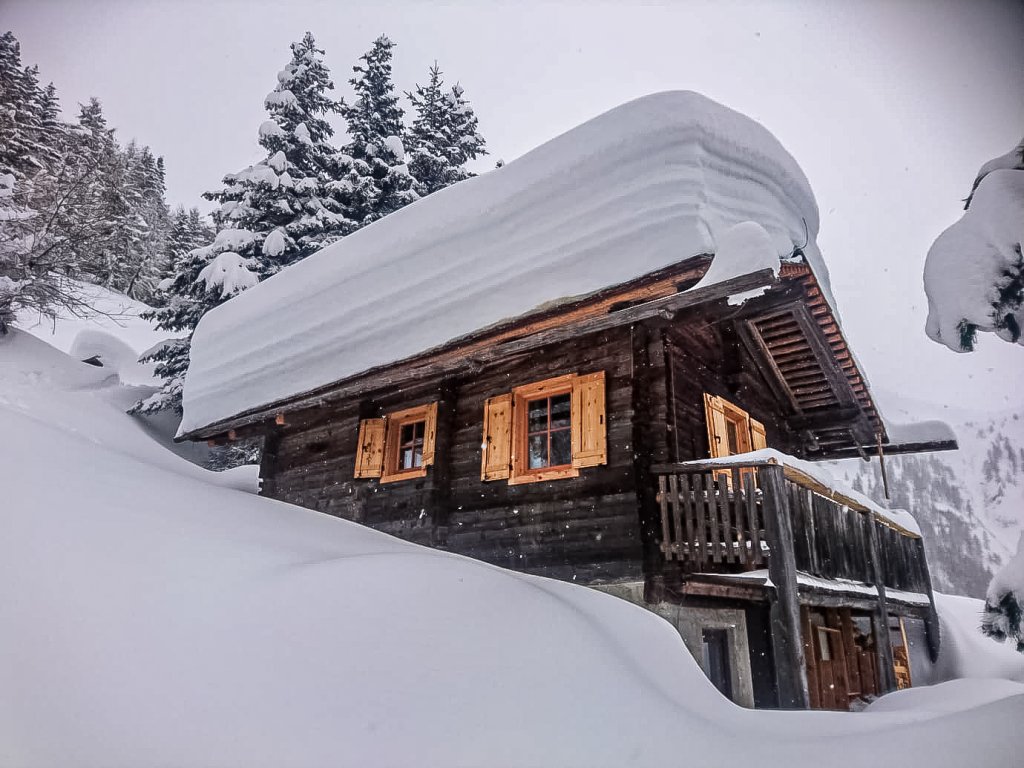 ewaltige Schneehöhen und damit auch Schneelasten auf den Bergen Osttirols.