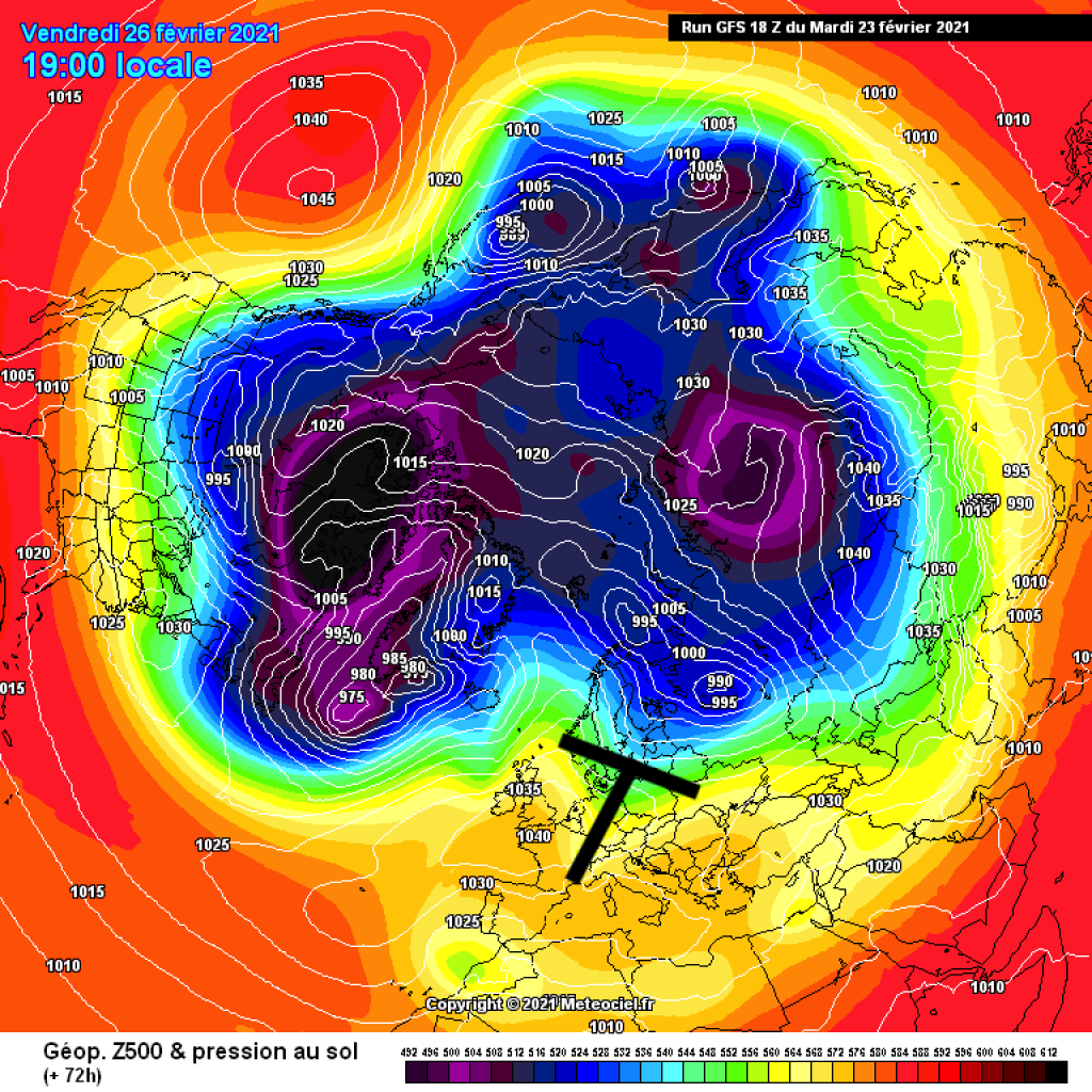 500hPa Geopotential und Bodendruck, Freitag, 26.2.21. Eine kleine Tiefdruck "Welle" überquert den Alpenraum und sorgt für Unsicherheit in der Prognose.