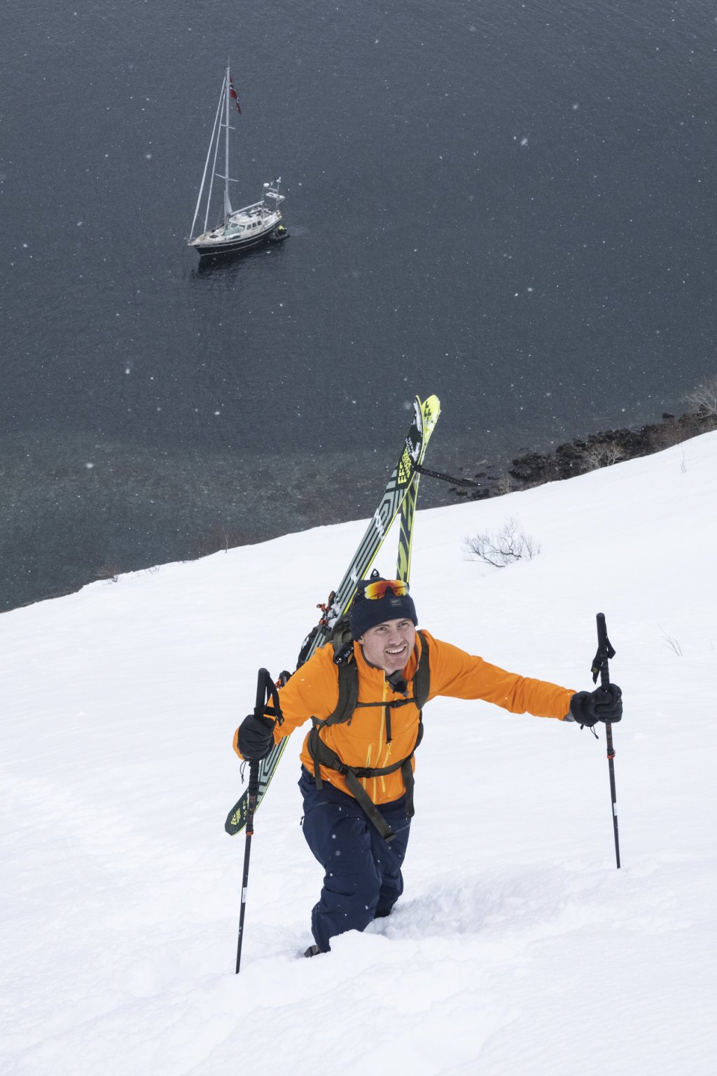 Zustieg per Boot und Bootpacking: Nikolai Schirmer am  Kvænangstindan (1178 Meter) im hohen Norden Norwegens, Schauplatz seines Films „The voyage to the scariest ski run of my life - WAVY".
